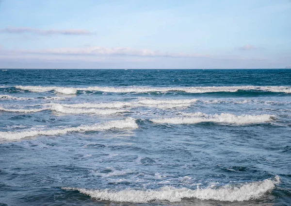 Pohled Olejovité Kantábrijském Moři Pěknou Oblohou Mraky Pozadí Při Západu — Stock fotografie