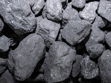 Ardından gelen yanma sonucu oluşan karbon taşları, evlerde yanma ve ısınma için kullanılan bu değerli mineralin enerjik bir arkaplanını oluşturarak evi ısıtmak için ısı enerjisi üretti.