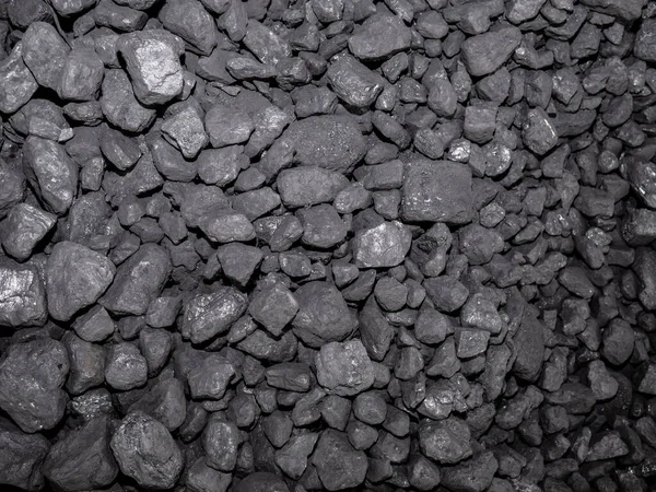 Ardından gelen yanma için büyük bir karbon taşı yığını, evlerde yanma ve evi ısıtmak için ısı enerjisi üreten bu değerli mineralin enerjik bir arka planını oluşturdu.