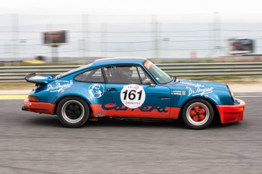 Jarama, Madrid, İspanya devresi; Nisan 03 2016: Porsche 911 3.0 RS klasik bir araba yarışında asfalt üzerinde fren yapmaya başlıyor.
