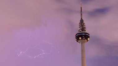 Madrid, İspanya; 07-29-2016: Torre Espaa, yıldırımlı ve bulutlu bir gecede 