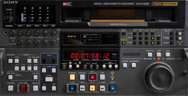 Madrid, İspanya; 06-21-2021: Eski bir ses kayıt cihazının kontrol paneli Sony Betacam Sp Panelin tüm kontrol ve düğmelerini görebileceğimiz yer
