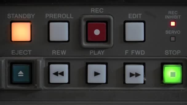 Närbild Kontrollpanelen Gammal Sändare Där Kan Uppspelningsknapparna Medan Person Trycker — Stockvideo