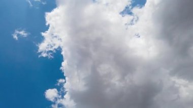 Nadir manzara, bulutların dairesel hareketleriyle ve güneşli bir günde arka planda güzel mavi gökyüzü olan güneşle.