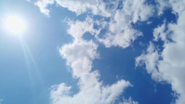 Nadir manzara, bulutların dairesel hareketleriyle ve güneşli bir günde arka planda güzel mavi gökyüzü olan güneşle.