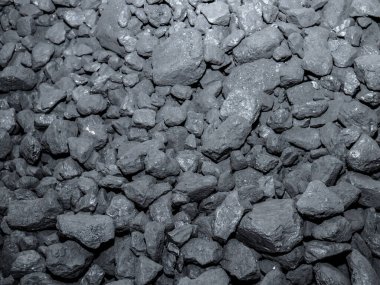 Ardından gelen yanma için büyük bir karbon taşı yığını, evlerde yanma ve evi ısıtmak için ısı enerjisi üreten bu değerli mineralin enerjik bir arka planını oluşturdu.