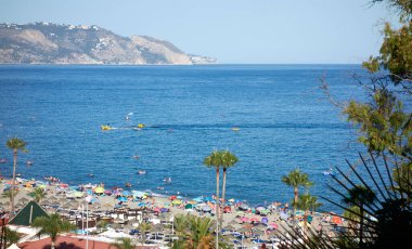 Nerja, Malaga, İspanya; 07-03-2021: Nerja 'da bulunan Burriana plajı yakındaki uçurumlar ve bölgenin paella ve tipik yemeklerini yiyebileceğiniz plaj barlarıyla ünlüdür        