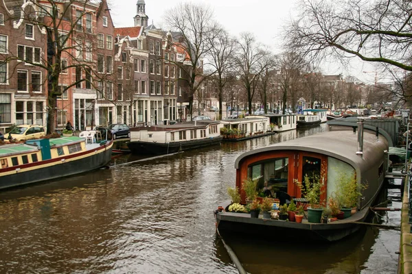 Amsterdam Holandsko 2008 Amsterdad Canal Loděmi Domy Obou Březích Řeky — Stock fotografie