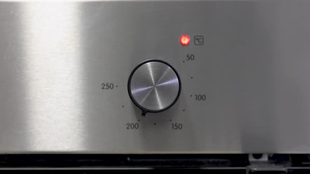 Rekaman Tentang Konsumsi Energi Video Tangan Manusia Mematikan Oven Thermostat — Stok Video