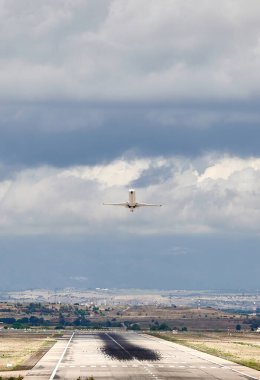 Madrid, İspanya; 09-25-2021: İberya Bölgesel Havayolu 'nun Mitsubishi Crj-1000 uçağı havalanırken, iniş takımlarının saklanma işlemini tamamladı