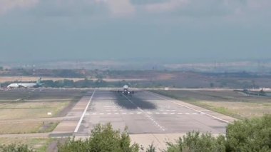 Bir uçağın HD videosu, İberya Express havayolunun Airbus A320 'si pistten kalkıyor.