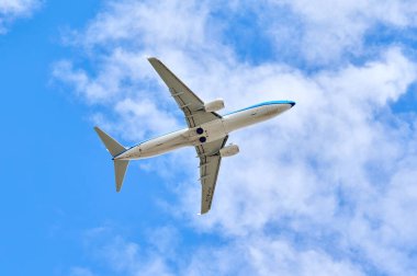 Madrid, İspanya; 09-25-2021: KLM havayollarının Boeing 737 'si mavi gökyüzünde havalandıktan hemen sonra alçak açıyla görüldü