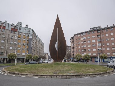 Ponferrada, Leon, İspanya; 01-18-2026: Kan bağışçılarına adanmış anıt, Ponferrada 'daki kan bağışçılarının dolambaçlı kavşağının ortasında, bir damla kan şeklinde bir heykelden oluşuyor.