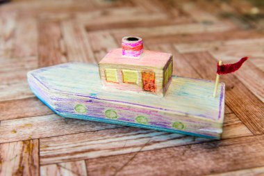 Hahdmade tekne. Çocuk tarafından maden.