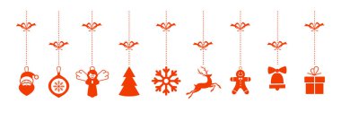 Noel kutlamaları beyaz arka planda asılı süs eşyaları. Noel simgeleri ve yeni yıl kutlamaları asmak.