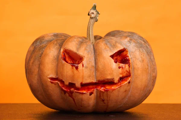 Zucche di Halloween su sfondo arancione spazio copia — Foto Stock