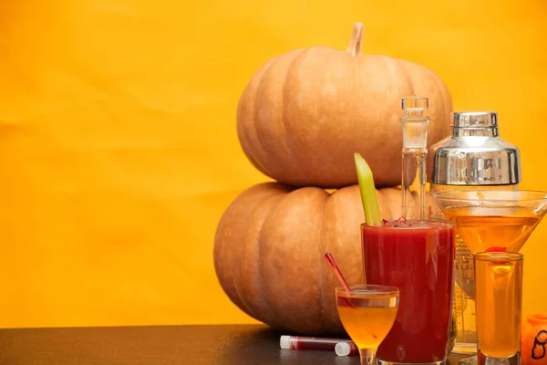 Halloween bar coquetéis festa no espaço de cópia de fundo laranja — Fotografia de Stock