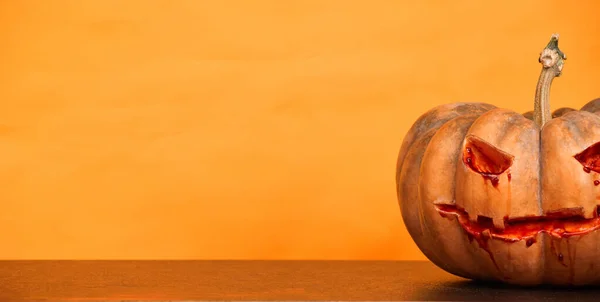 Zucche di Halloween su sfondo arancione spazio copia — Foto Stock