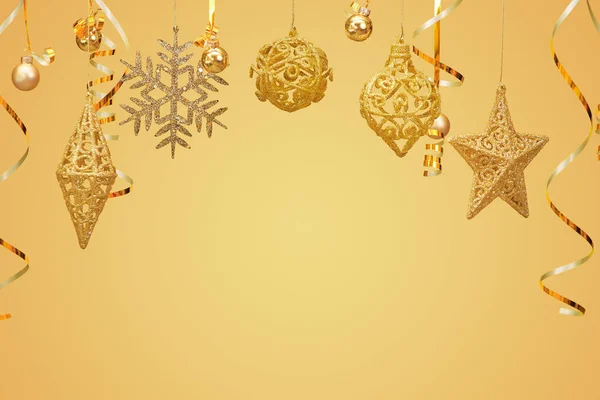 God jul vykort banner, dekorationer på gul bakgrund — Stockfoto
