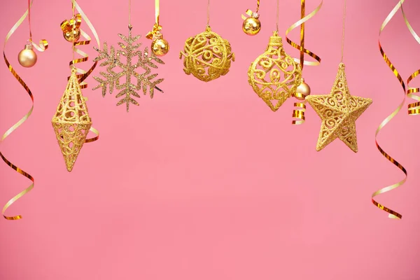 Веселий різдвяний поштовий банер, прикраси на рожевому фоні — стокове фото
