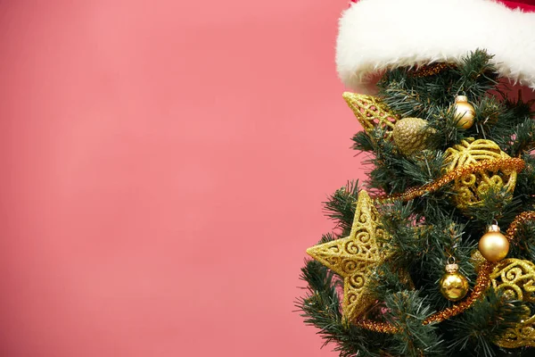 Sfondo di Natale, biglietto, Albero di Natale su sfondo rosa — Foto Stock