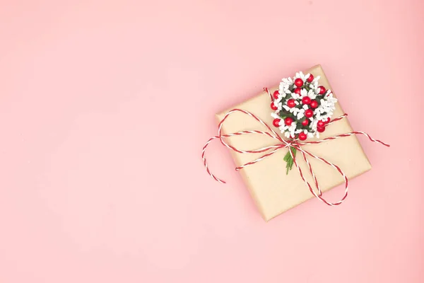 Buon Natale cartolina banner, decorazioni su sfondo rosa, spazio copia — Foto Stock