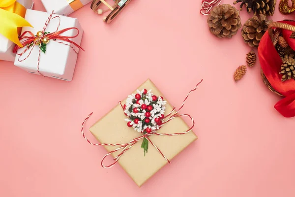 Buon regalo di Natale che avvolge passo dopo passo, decorazioni su sfondo rosa, spazio copia — Foto Stock