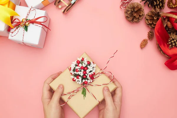 Feliz Navidad regalo envolver paso a paso, decoraciones sobre fondo rosa, espacio de copia — Foto de Stock