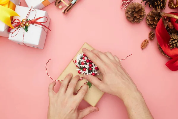 Mutlu noel hediyeleri adım adım, pembe arkaplan süslemeleri, kopyalama alanı — Stok fotoğraf