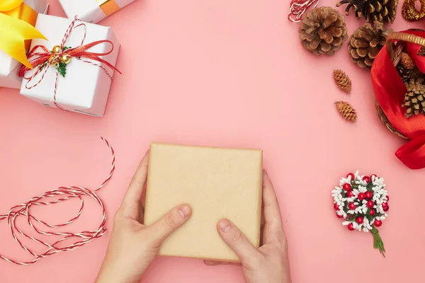 Buon regalo di Natale che avvolge passo dopo passo, decorazioni su sfondo rosa, spazio copia — Foto Stock