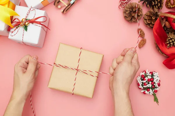 Veselé Vánoce dárek balení krok za krokem, dekorace na růžovém pozadí, kopírovat prostor — Stock fotografie