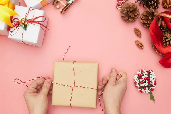 Veselé Vánoce dárek balení krok za krokem, dekorace na růžovém pozadí, kopírovat prostor — Stock fotografie