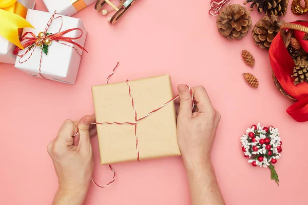 Весела різдвяна упаковка подарунків крок за кроком, прикраси на рожевому фоні, копіювання простору — стокове фото