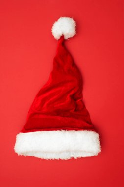 Noel konseri, kırmızı arka planda Noel şapkası, üst manzara, kopyalama alanı