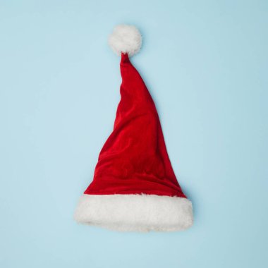 Noel konseri, mavi arka planda noel şapkası, üst manzara, kopyalama alanı.