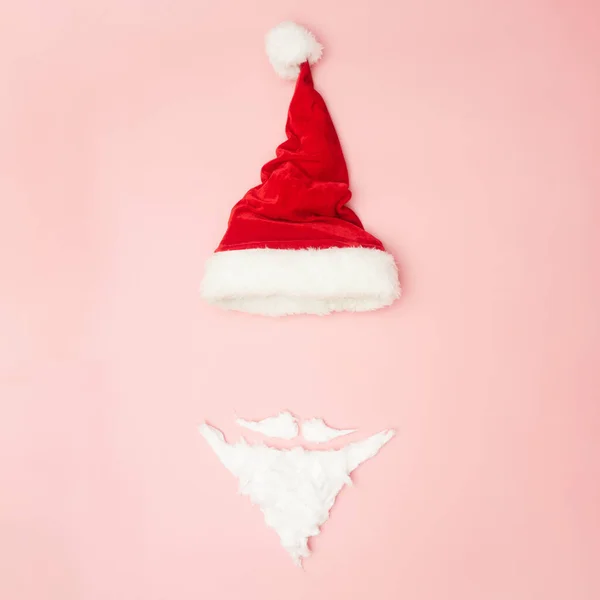 Concerto di Natale, Capodanno cappello e barba su sfondo rosa, vista dall'alto, copiare spazio — Foto Stock