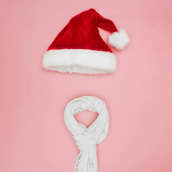 Concerto di Natale, Cappello e sciarpa di Capodanno su sfondo rosa, vista dall'alto, copiare lo spazio — Foto Stock