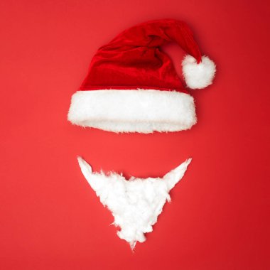 Noel konseri, Noel şapkası ve sakalı kırmızı arka planda, üst manzara, kopyalama alanı