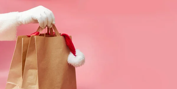 Vánoční Koncept Dva Papírové Sáčky Ruce Slevy Oblečení Doplňky Růžovém — Stock fotografie