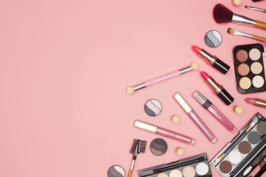 Profesyonel makyaj malzemeleri, makyaj malzemeleri ve pembe arka plan, güzellik, moda, alışveriş konsepti, düz yatak