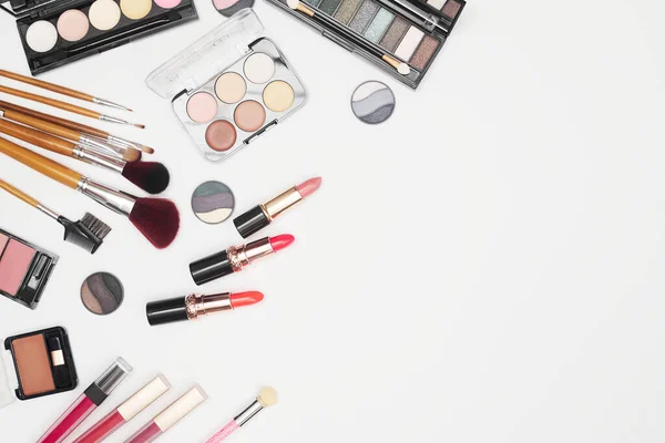 Set van professionele cosmetica, make-up tools en accessoires op witte achtergrond, schoonheid, mode, shopping concept, platte lay — Stockfoto
