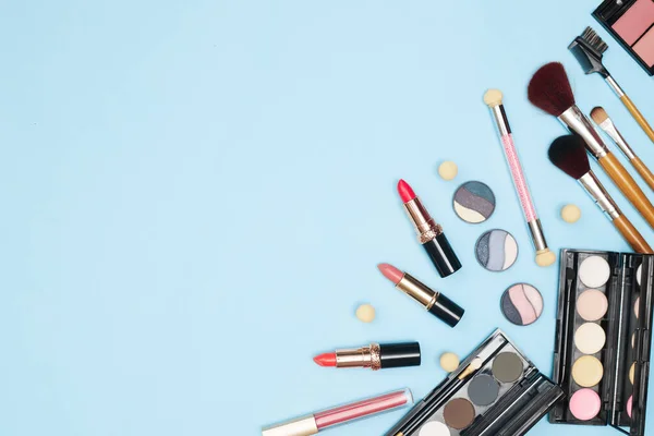 Set van professionele cosmetica, make-up tools en accessoires op blauwe achtergrond, schoonheid, mode, shopping concept, flat la — Stockfoto