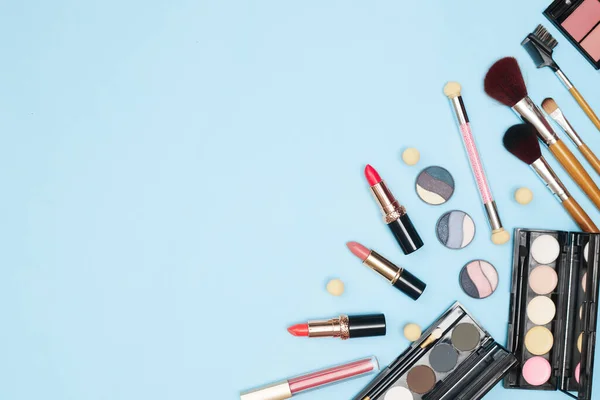 Uppsättning professionella kosmetika, makeup verktyg och tillbehör på blå bakgrund, skönhet, mode, shopping koncept, platt la — Stockfoto