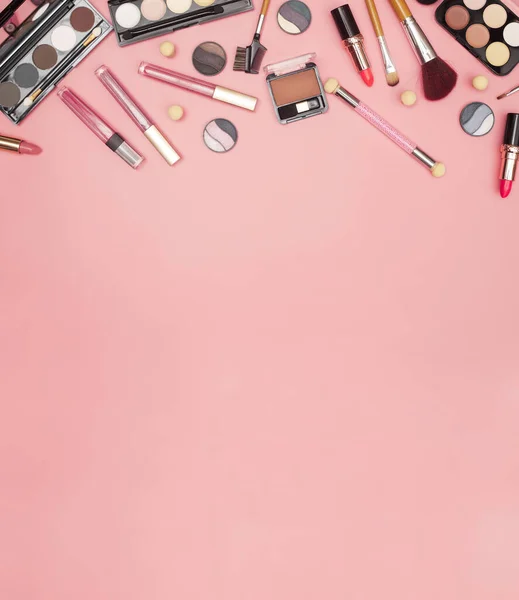 Set professioneller Kosmetik, Make-up-Tools und Accessoires auf rosa Hintergrund, Schönheit, Mode, Einkaufskonzept, flache Lage — Stockfoto