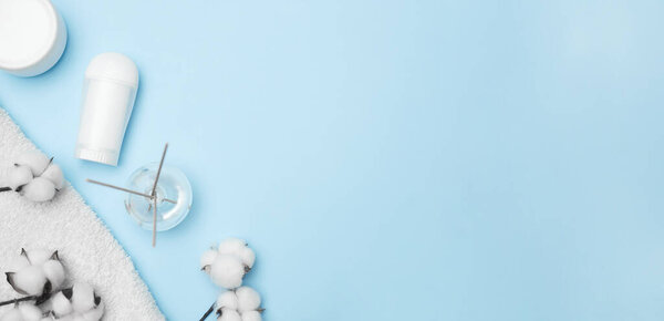 СПА концепция, хлопчатобумажные банки на голубом фоне, пространство для копирования, вид сверху