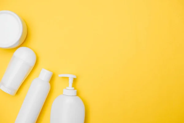 Persoonlijke hygiëne product witte potten op een gele achtergrond, kopieerruimte, bovenaanzicht — Stockfoto