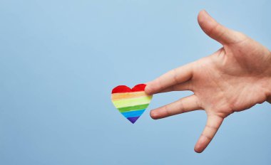 Lgbt Sevgililer Günü konsepti, mavi arka planda gökkuşağı kalbi, kopyalama alanı