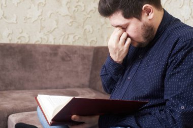 Kavram, beyaz adamların gözleri kitap okurken acıtır, uzayın kopyaları.