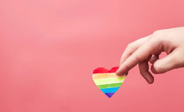 Lgbt Valentýn koncept, duha srdce v ruce na růžovém pozadí, kopírovat prostor Stock Fotografie