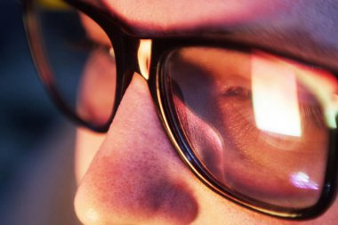 Telefon bağımlılığı, sosyal ağ konsepti, gece gözlüklü akıllı telefondaki yansıma..